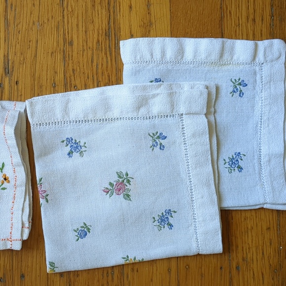 Lot of vintage linen embroidered napkins - Picture 4 of 6